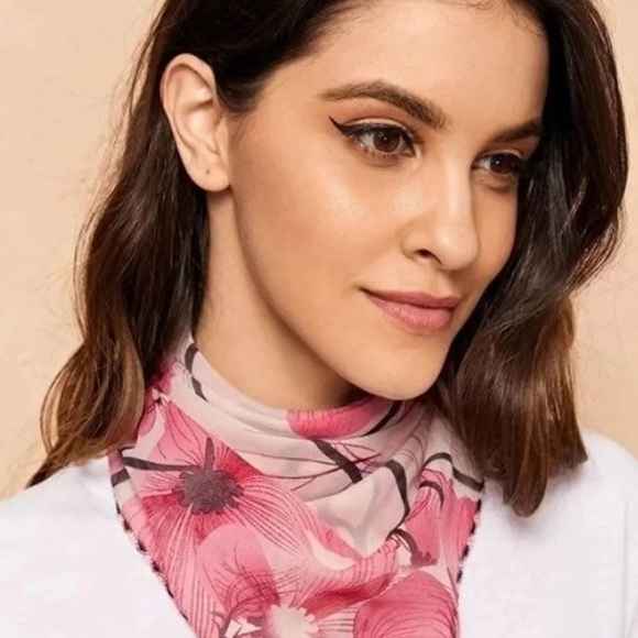 Face mask and scarf - Picture 2 of 6